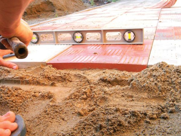 Как добротно положить тротуарную плитку на песок