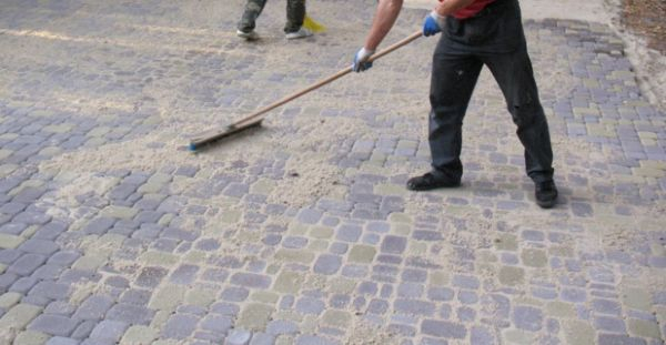 Прочное покрытие из брусчатки под автомобиль Прочное покрытие из брусчатки под автомобиль