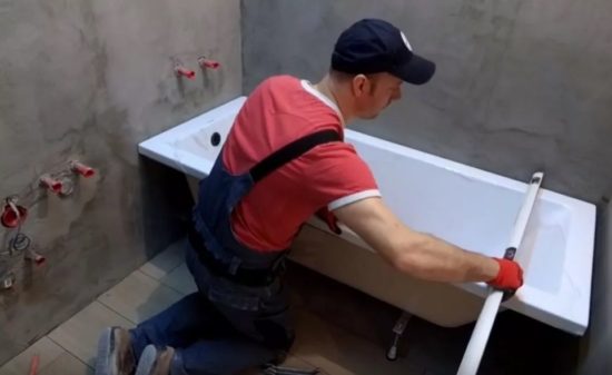 Как надёжно и красиво состыковать ванну с настенной плиткой Как надёжно и красиво состыковать ванну с настенной плиткой