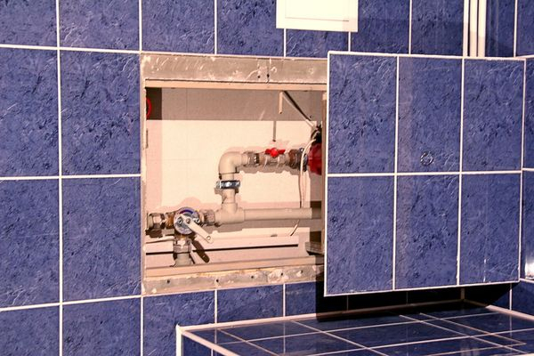 Установка ревизионного люка под отделку плиткой