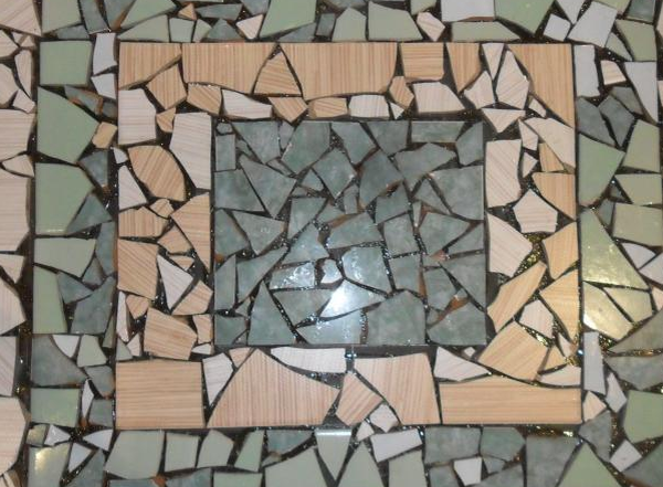 Красивая мозаика из битой керамики