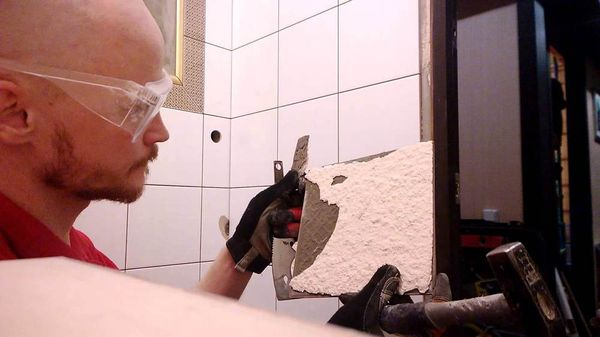 Точечный ремонт облицованной керамикой поверхности