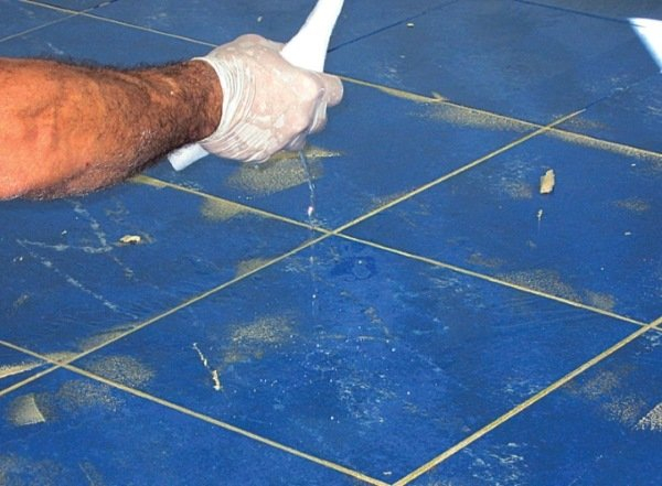Как качественно удалить старую затирку из межплиточных швов? Как качественно удалить старую затирку из межплиточных швов?