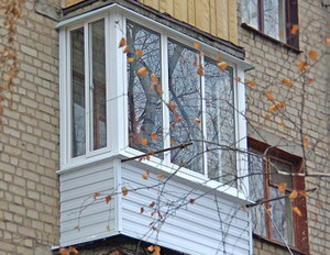 Застеклить балкон в хрущевке: цена услуги и фото примеров