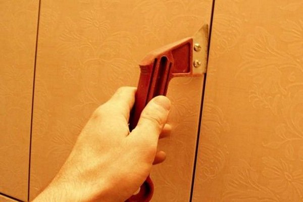 Как качественно удалить старую затирку из межплиточных швов? Как качественно удалить старую затирку из межплиточных швов?