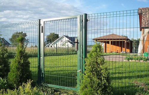 Забор из сварной сетки: достоинства и недостатки, этапы строительства Забор из сварной сетки: достоинства и недостатки, этапы строительства