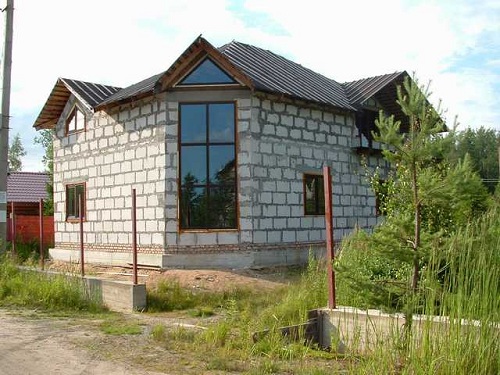 Из какого материала построить дом: из пеноблока или бруса Из какого материала построить дом: из пеноблока или бруса