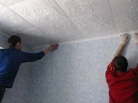 Как клеить потолочную плитку из пенопласта: особенности процесса