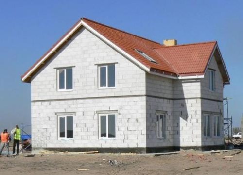 Строительство дома из газобетона с мансардой: характеристики, особенности и этапы возведения Строительство дома из газобетона с мансардой: характеристики, особенности и этапы возведения