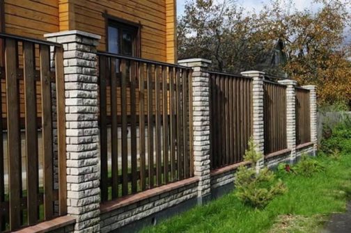 Забор возле дома: назначение, проектирование, как и из чего построить
